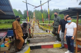 Polsek Nan Sabaris dan Camat Ulakan Tapakih menutup objek wisata Pantai Tiram, Kecamatan Ulakan Tapakih. (foto dok anesa satria)