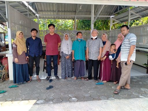 Keterangan:foto bersama pemilik warung makan (dokumentasi:pribadi)