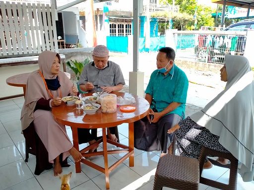 Keterangan:bincang santai dengan pemilik warung makan (sumber:dokumentasi pribadi)