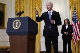 Wakil Presiden AS, Kamala Harris dibelakang Presiden AS Joe Biden, Gedung Putih 17 Mei 2021 di Washington (Foto AP/Evan Vucci)