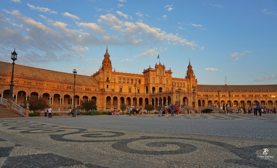 Plaza de Espana, alun-alun terkenal di Seville. Sumber: koleksi pribadi