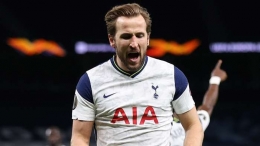 Harry Kane, Striker Tottenham Hotspur yang berkeinginan untuk pergi ke klub lain. Sumber foto: Getty Images via Goal.com