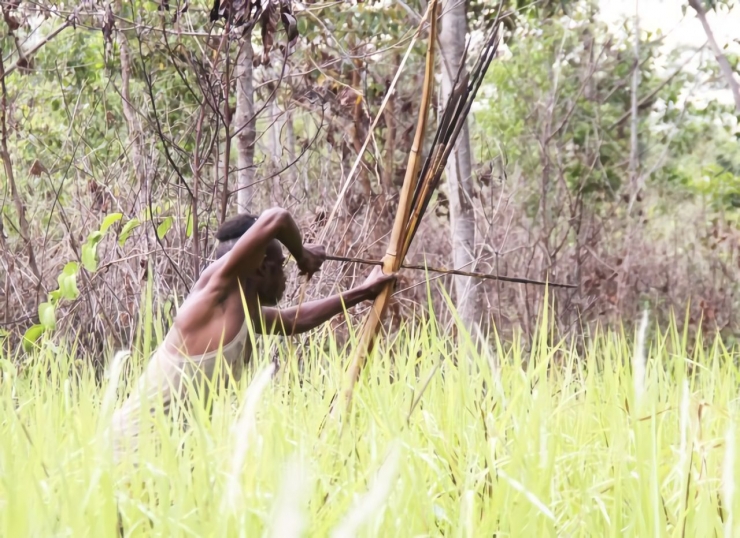 Foto : Seorang Warga Suku Kanum Sedang Melakukan Kegiatan Berburu (Sumber : dokpri/AbdelSyah