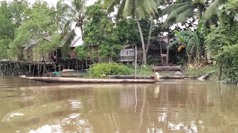 Seorang anak perempuan mendayung perahu di kali Yomot, 20 Juni 2020. Dokpri.