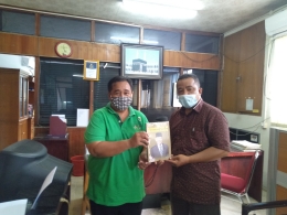 Redaktur Harian Singgalang Soesilo Abadi Piliang menyerahkan buku karyanya ke saya. (dokpri)