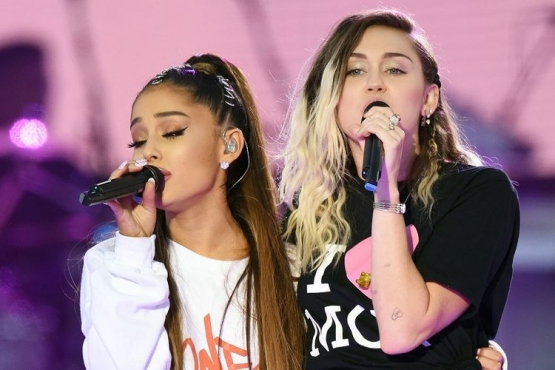 Ariana Grande dan Miley Cyrus di konser amal One Love Manchester | Kompas