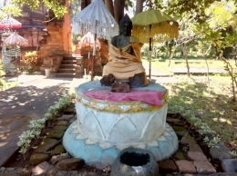 Patung Buddha sedang duduk bersila di bagian depan situs Candi Buddha Kalibukbuk (Sumber: dokumen pribadi)