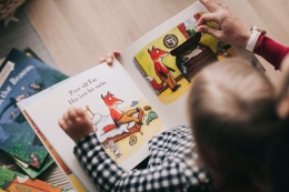ilustrasi anak kecil sedang membaca buku cerita | photo by Lina Kivaka from pexels