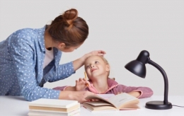 Sumber.Shutterstock/lovely woman keeps hand on daughters.