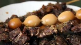 Sate jeroan yang biasanya jadi pelengkap makan soto (Kompas.com)