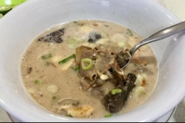 Campuran kuah susu dan santan yang bikin Soto Betawi jadi makanan yang unik (Kompas.com)