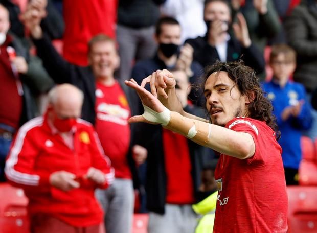 Penyerang Manchester United, Edinson Cavani, merayakan gol yang dicetaknya ke gawang Fulham di depan para suporter yang kembali ke stadion, Rabu (19/5) dini hari tadi/Foto: REUTERS/Phil Noble/Independent.ie.