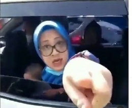 Video viral emak-emak/sumber: tangkapan layar @lambe-turah