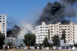 Suasana saat Israel memborbardir gedung tempat kantor berita Al Jazeera dan AFP (pic: aljazeera.com)