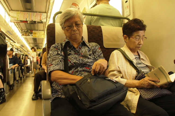 Penumpang kereta dari Kyoto ke Kobe, 31 Agustus 2013. (Foto: MDA)