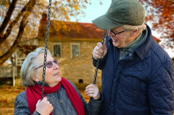 Ilustrasi hubungan yang langgeng, menua bersama dengan bahagia (sumber gambar oleh Claudia Peters dari Pixabay)