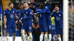 Antonio Ruedriger, pencetak gol pertama Chelsea ke gawang Leicester disambut rekan-rekannya (Foto Skysports) 