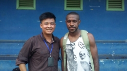 Bekerja sebagai reporter bisa bertemu dengan atlet idola seperti Boaz Solossa, striker Persipura Jayapura (Foto: Dokumen Pribadi).