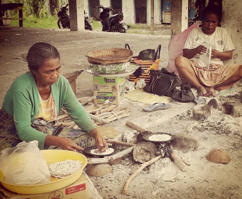 Ibu - ibu yang sementara membuat Aka Bilan di Pasar Lolowa Atambua (dok. pribadi)