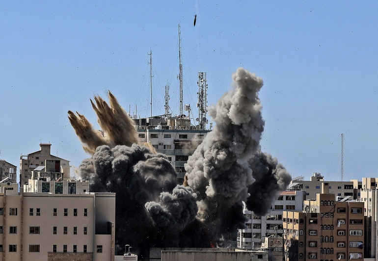 Gedung tempat berkantornya beberapa media di Gaza dibom Israel. Foto: AP