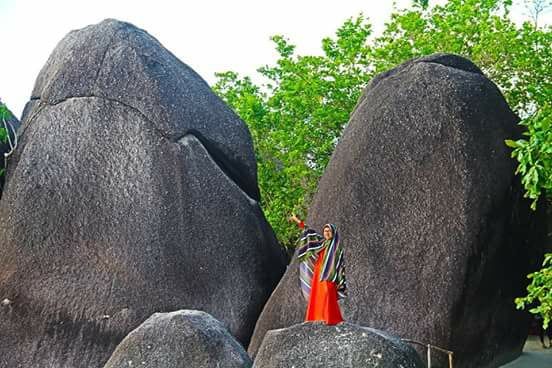 Batu unik raksasa.