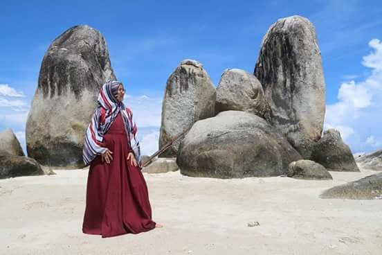 Batu besar di pulau-pulau kecil sekitar perairan pulau Belitung.