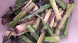 Tumis asparagus hijau dan lila. Foto von Iin Assenheimer 