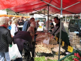 membeli asparagus di Wochenmarkt (foto von Bruchsal Erleben FB)