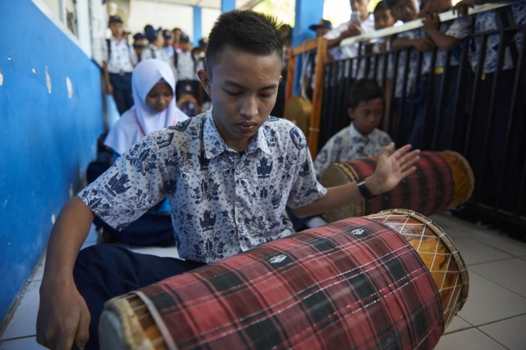 Membaca musik tradisi sejak dini (Foto: UNICEF Indonesia/Noorani)