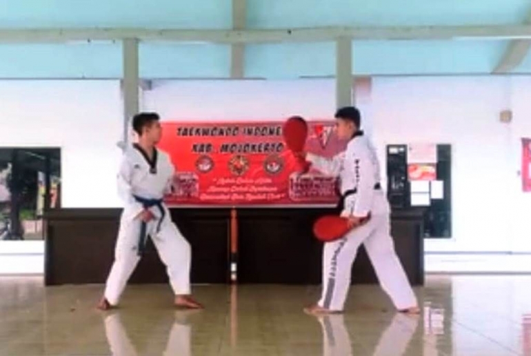 Gaya Reza saat memulai gerakan saat mengikuti kompetisi virtual Taekwondo/dokpri