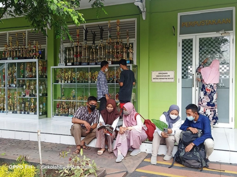 Koleksi Prestasi yang sebagian dipajang di depan Perpustakaan SMAN 1 Bangsal/dokpri