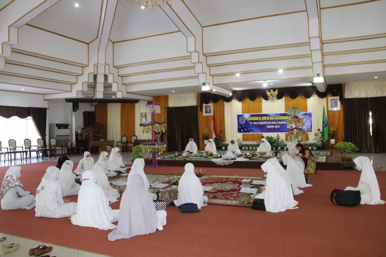 Suasana pelaksanaan Khataman Qur'an dan Silaturrahmi Idul Fitri 1442 H TP PKK di Pendopo Kabupaten HSS, Kamis. (foto : kominfo hss)