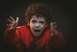 Ilustrasi kemarahan anak saat dilarang bermain smartphone (Pexels)