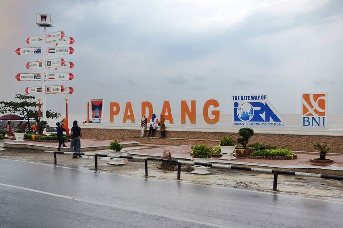 Apabila ini dibiarkan, lama-lama anak sekolah akan terbiasa menyebut Provinsi Padang (foto: grid.id)