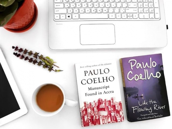 Buku Paulo Coelho | Sumber: Foto oleh Vandan Patel di Unsplash