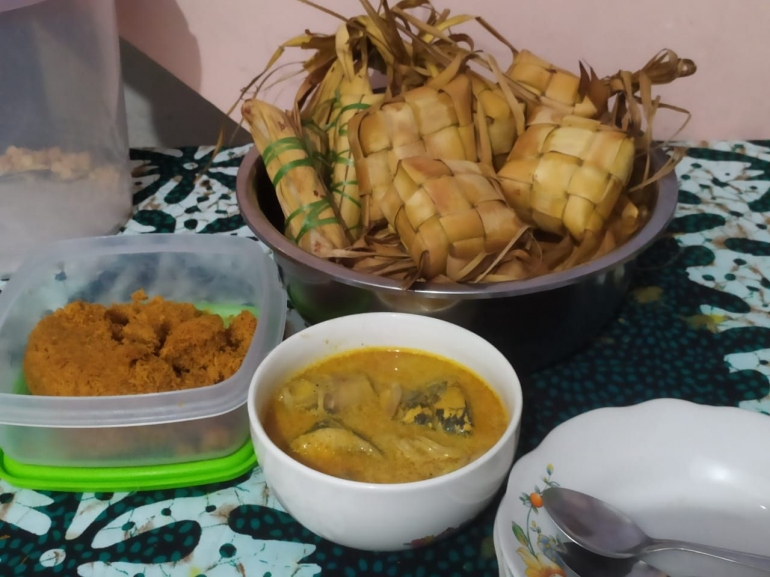 Berkat ketupat dan lepet untuk selamatan (IH)