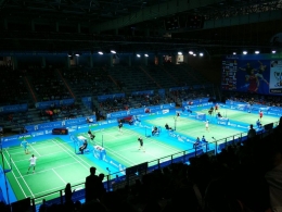 Pemandangan sejumlah lapangan badminton di Palacio de los Deportes Carolina Marin: http://www.badmintonandalucia.es/