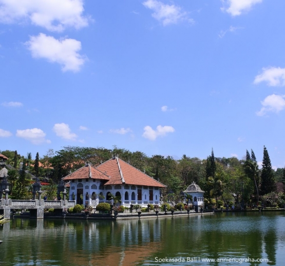 Keindahan danau yang berada di dalam Taman Soekasada | Tampak sebuah rumah yang menyimpan jejak sejarah destinasi wisata ini | Foto dokumentasi pribad