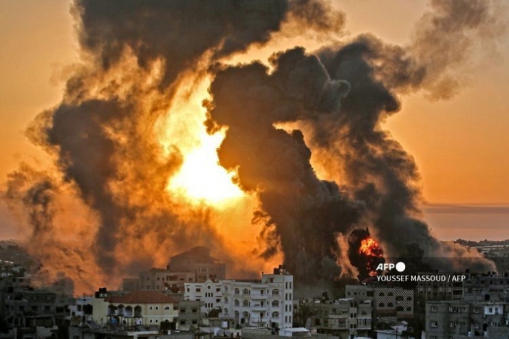 Kebakaran di Khan Yunish menyusul serangan udara Israel terhadap sasaran di Jalur Gaza Selatan, pada Rabu pagi (12/5/2021).(Foto dan kredit foto: Kompas.com/AFP PHOTO/YOUSSEF MASSOUD)