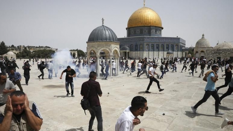 Pengunjuk rasa dan polisi bentrok di masjid Al-Aqsa. Sumber: AP