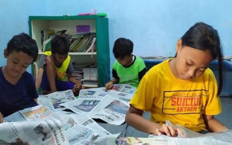 Ilustrasi anak-anak sedang membaca koran. Foto: Nurul Fitria via Tribunnews.com