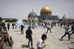 Ilustrasi bentrokan di area Masjid Al Aqsa seusai salat Jumat, 21 Mei 2021 (sumber AP PHOTO/MAHMOUD ILLEAN via kompas.com)