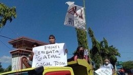 Masa aksi demontrasi di kantor DPRD Kabupaten Lembata, 20 Mei 2021 (foto: expontt.com)