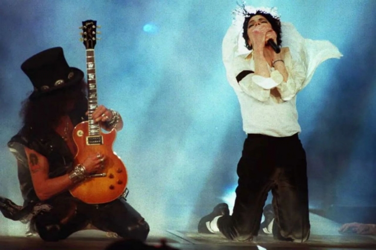 Slash dan Michael Jackson dalam sebuah penampilan.
