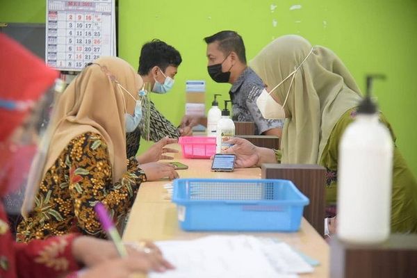 Pelayanan administrasi di kelurahan (foto: Instagram @sapawargasby)