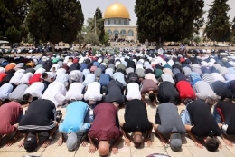 Ilustrasi sebelum bentrokan, warga melaksanakan salat Jumat di Masjid Al Aqsa, 21 Mei 2021 (sumber bbc.com)