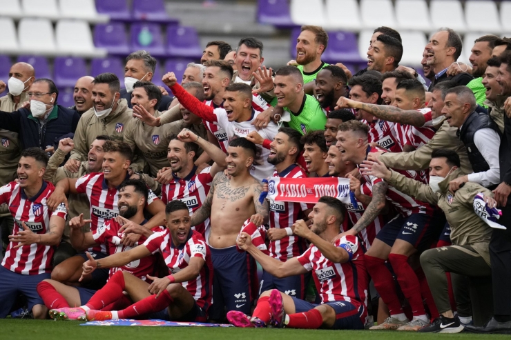 Atletico Madrid merayakan gelar juara Laliga 2020/2021. (via marca.com)
