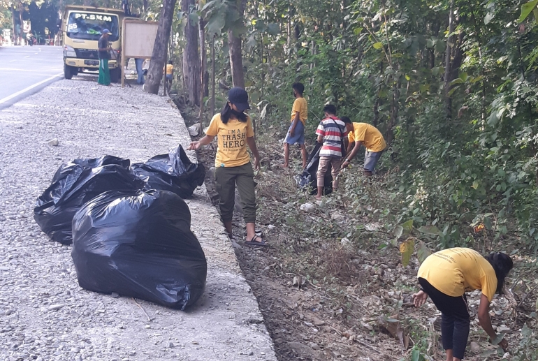 foto.dok.pribadi/aksi pungut sampah oleh kelompok Trash Hero di hutan jati Atambua