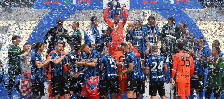 Inter Milan merayakan gelar juara Serie A 2020/2021. (via cultofcalcio.com)