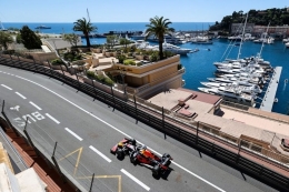 Pebalap Red Bull, Max Verstappen, memacu mobilnya pada sesi free practice GP Monaco pada 20 Mei 2021. (Foto: AFP/VALERY HACHE via KOMPAS.COM)